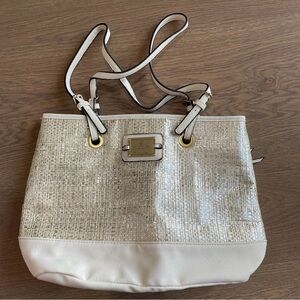 ✨Nicole Miller Shimmering Silver and White Shoulder Bag ✨